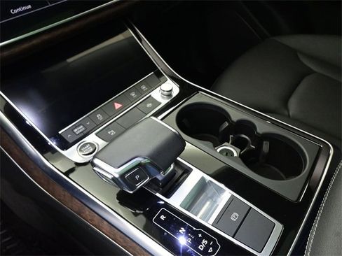 Used 2023 Audi Q8 Premium image 9