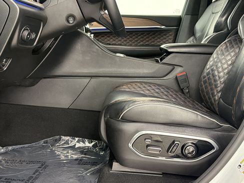 Used 2023 Jeep Grand Cherokee L Summit w/ Advanced Protech Group IV AWD/4WD image 5