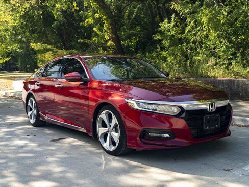 Certified 2018 Honda Accord Touring image 2