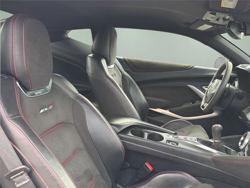 Used 2018 Chevrolet Camaro ZL1 image 19