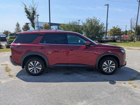Used 2023 Nissan Pathfinder SL AWD/4WD image 2