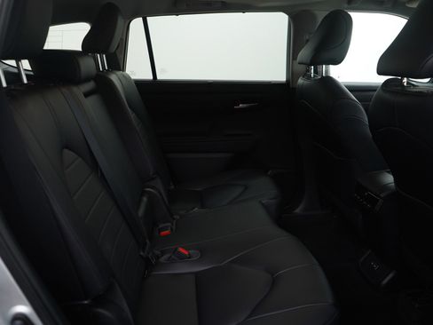 Used 2023 Toyota Highlander XLE image 12
