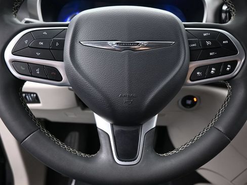 Used 2023 Chrysler Pacifica Touring-L FWD image 31
