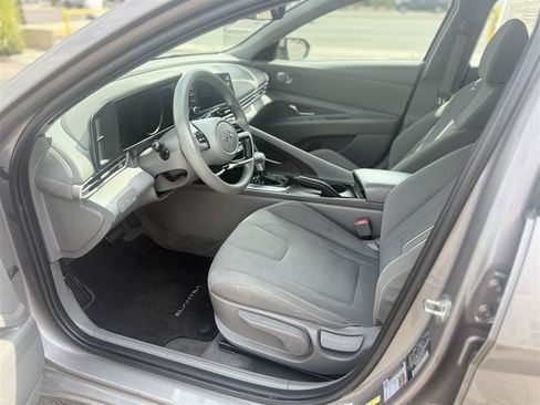Used 2022 Hyundai Elantra SEL FWD image 13