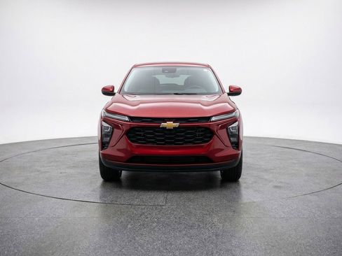 Used 2025 Chevrolet Trax LT w/ LT Convenience Package image 2