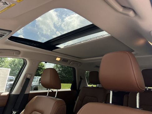 New 2026 Nissan Pathfinder Platinum FWD image 11