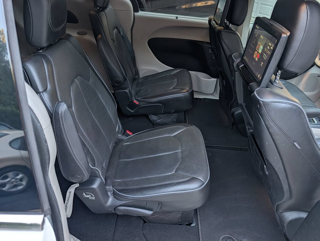 Used 2018 Chrysler Pacifica Limited FWD image 19