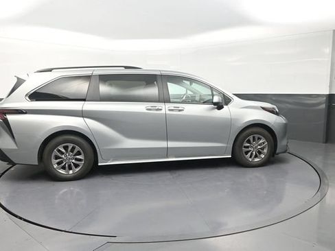 Certified 2025 Toyota Sienna XLE FWD image 9