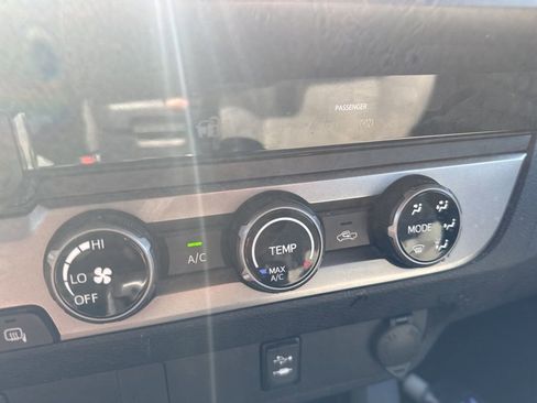 Used 2017 Toyota Tacoma SR AWD/4WD image 18