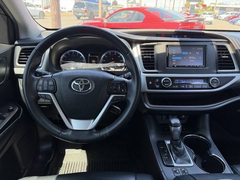 Used 2019 Toyota Highlander XLE AWD/4WD image 34