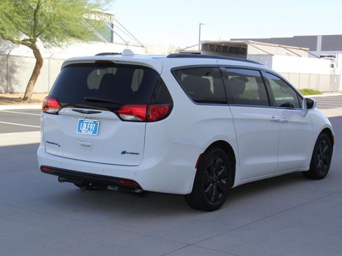 Used 2020 Chrysler Pacifica Touring-L w/ S Appearance Package FWD image 5