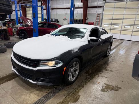 Used 2015 Dodge Charger SXT image 2