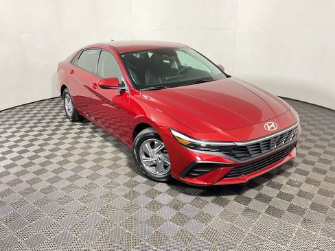 New 2025 Hyundai Elantra SE image 4