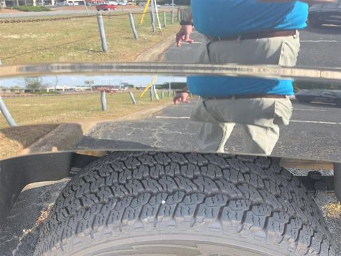 Used 2023 Chevrolet Colorado LT w/ LT Convenience Package II image 8