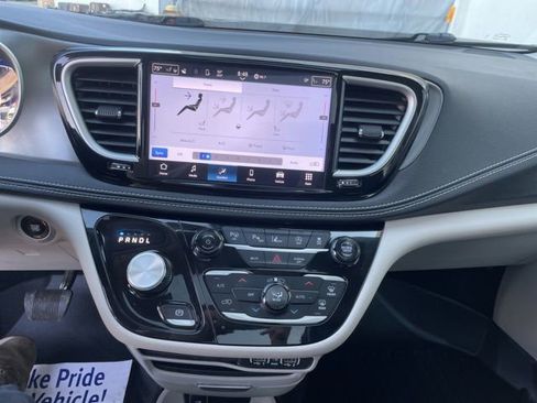Used 2024 Chrysler Pacifica Touring-L image 17