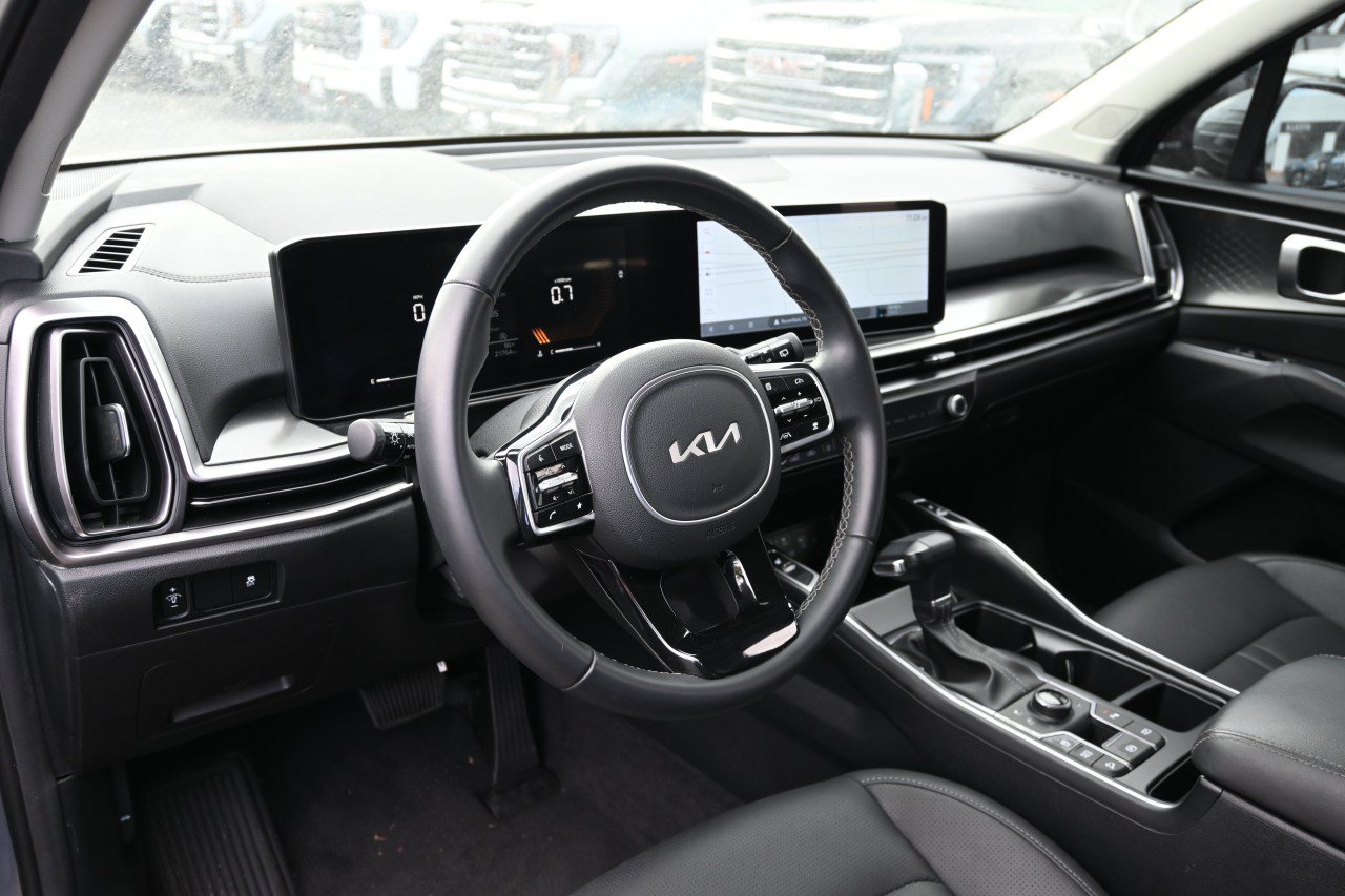 Used 2025 Kia Sorento S AWD/4WD image 17