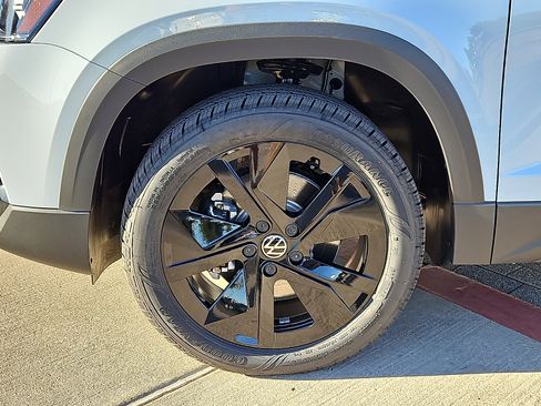 New 2026 Volkswagen Taos SE image 5