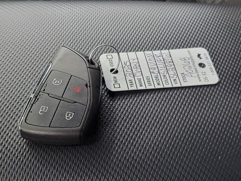 Used 2025 Chevrolet Equinox LT AWD/4WD image 5