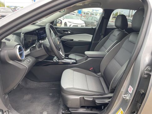 Used 2025 Chevrolet Trax LT w/ LT Convenience Package FWD image 8