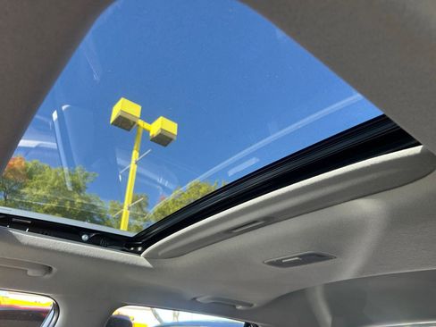 Used 2025 Hyundai Venue SEL image 28