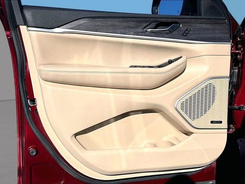 Used 2022 Jeep Grand Cherokee Limited w/ Luxury Tech Group II image 23