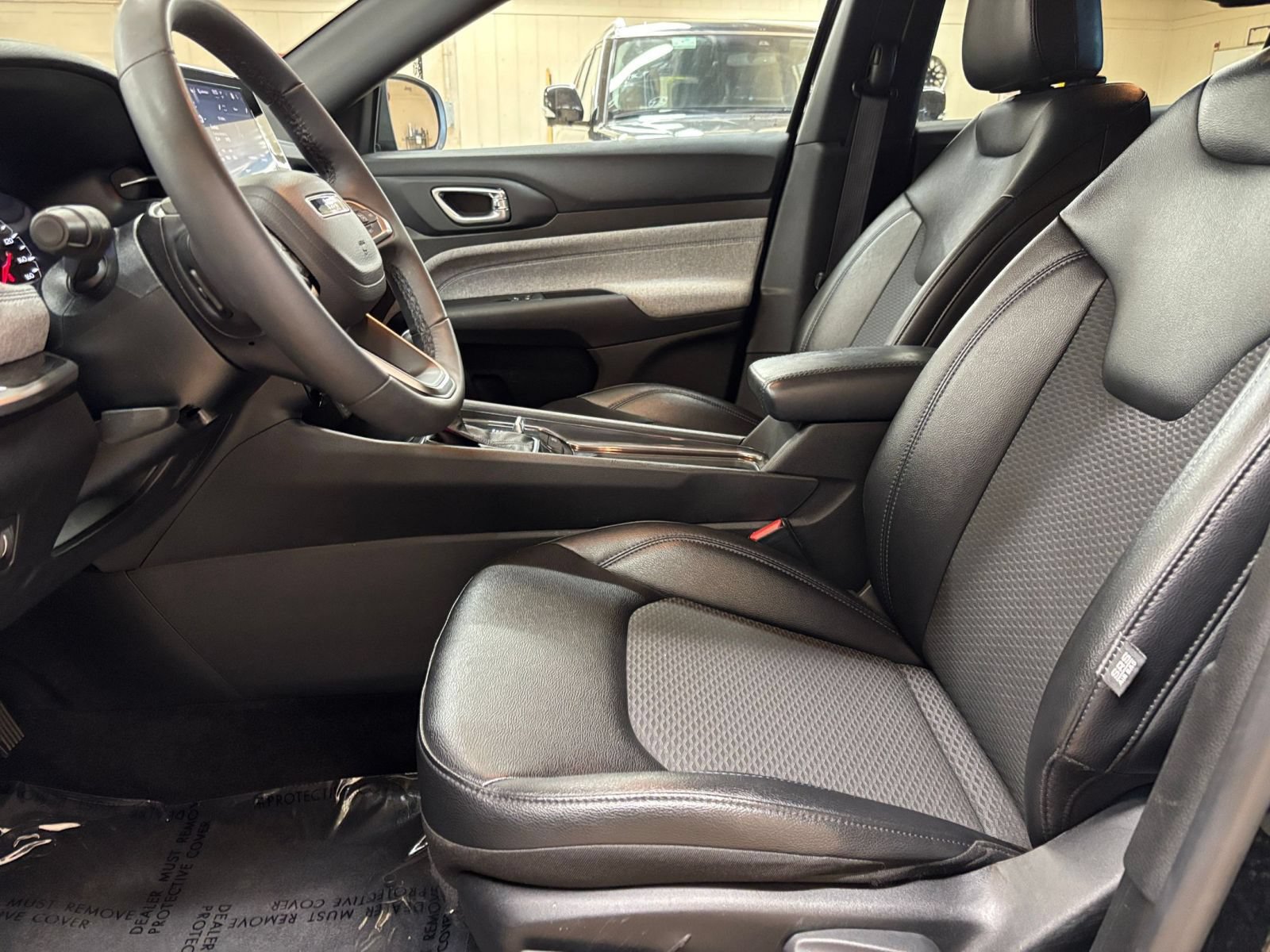 Used 2025 Jeep Compass Latitude AWD/4WD image 26