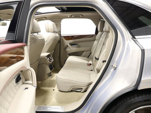 Used 2020 Bentley Bentayga Plug-In Hybrid image 58