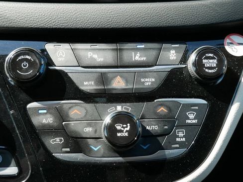 Used 2023 Chrysler Pacifica Touring-L FWD image 15