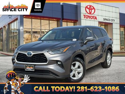 Used 2024 Toyota Highlander LE FWD image 1