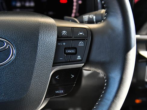 Used 2025 Toyota Camry SE image 33