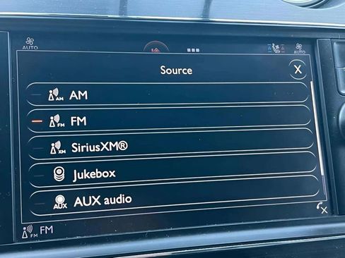 Used 2017 Bentley Bentayga image 12