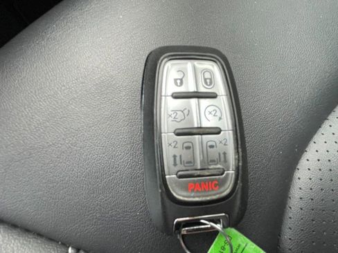 Used 2025 Chrysler Pacifica Select image 44