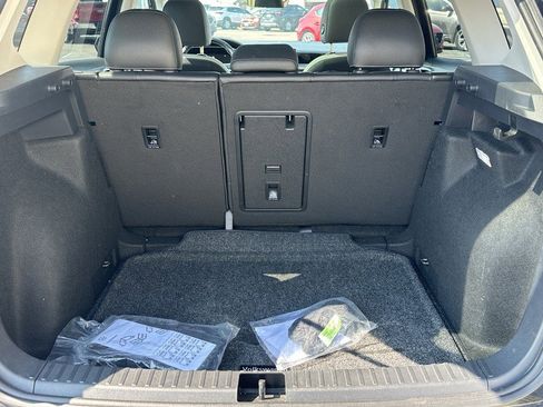 Used 2025 Volkswagen Taos SE w/ Panoramic Sunroof Package image 7