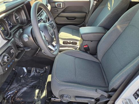 Used 2025 Jeep Wrangler Unlimited Sahara w/ Safety Group AWD/4WD image 16