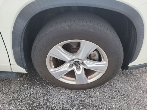 Used 2021 Toyota Highlander LE image 10