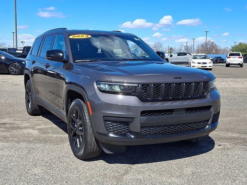 Used 2024 Jeep Grand Cherokee L Laredo AWD/4WD image 2