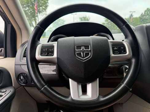 Used 2011 Dodge Grand Caravan Crew FWD image 17