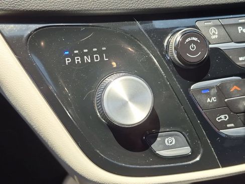 Used 2024 Chrysler Pacifica Touring-L FWD image 20