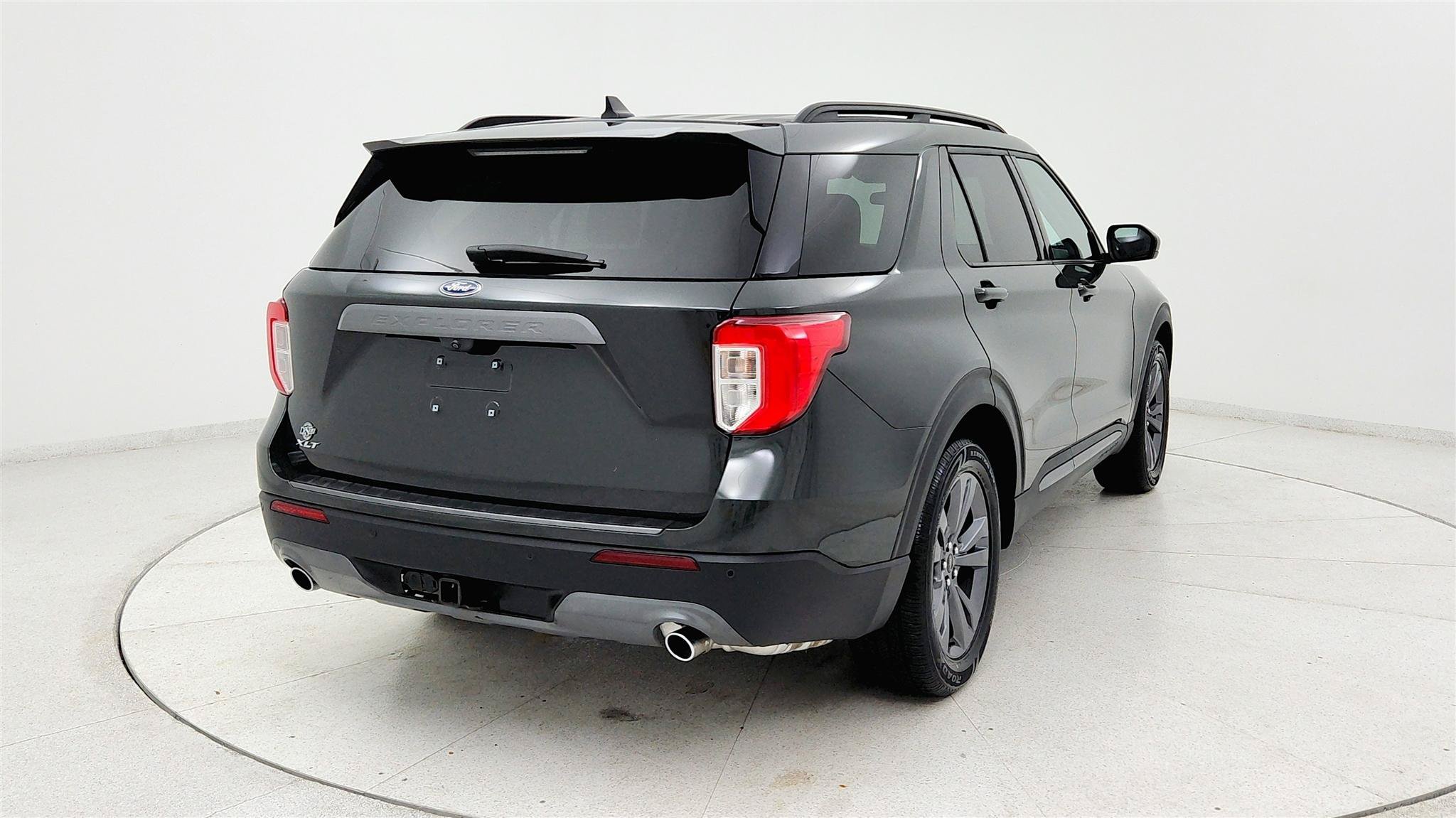 Used 2024 Ford Explorer XLT RWD image 5