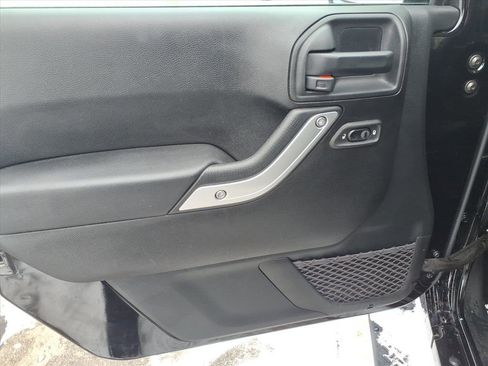 Used 2018 Jeep Wrangler Unlimited Sahara w/ Connectivity Group image 11