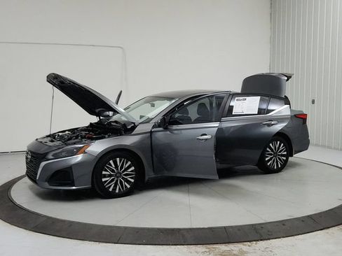 Used 2023 Nissan Altima 2.5 SV w/ SV Premium Package FWD image 11