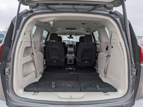 Used 2018 Chrysler Pacifica Touring Plus image 32