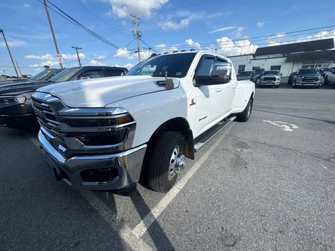 Used 2025 RAM 3500 Laramie AWD/4WD image 11