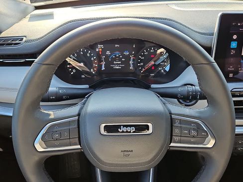 Used 2025 Jeep Compass Limited AWD/4WD image 17