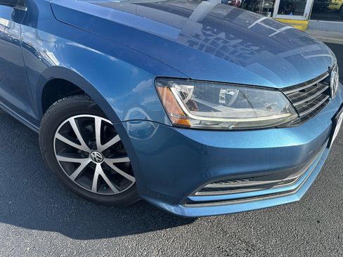 Used 2017 Volkswagen Jetta SE image 3