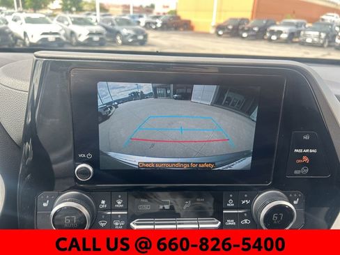 Used 2024 Toyota Highlander XLE AWD/4WD image 24