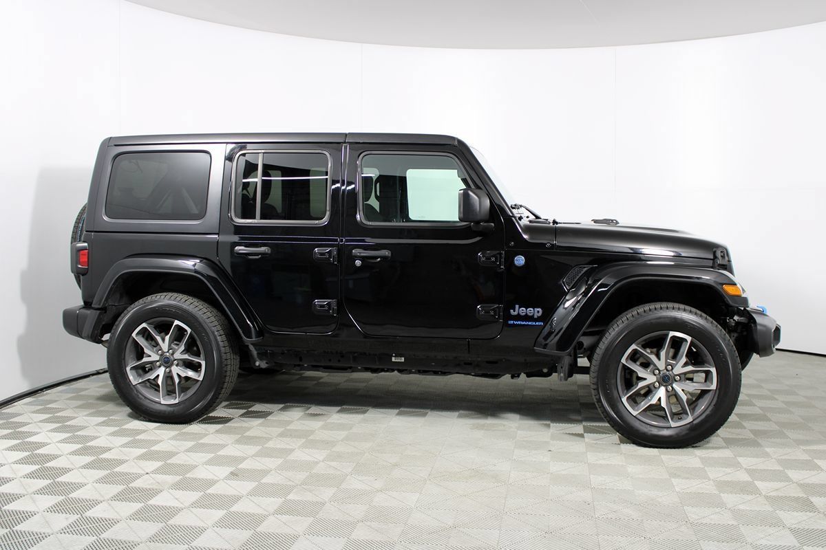 Used 2024 Jeep Wrangler Unlimited w/ Convenience Group AWD/4WD image 33
