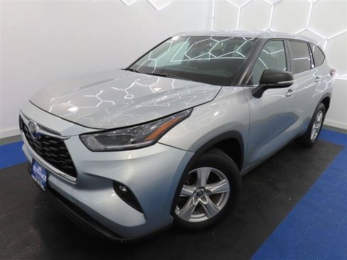 Used 2025 Toyota Highlander LE FWD image 5