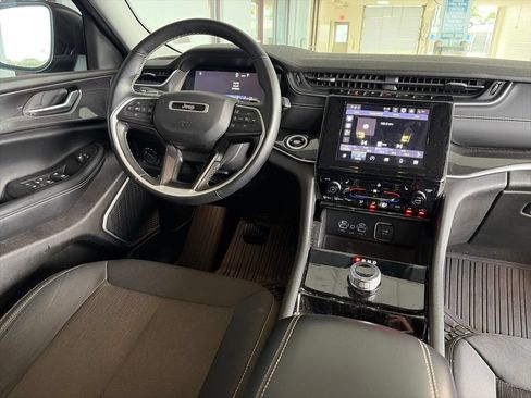 Certified 2022 Jeep Grand Cherokee Laredo w/ Luxury Tech Group I RWD image 9