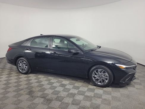 Used 2024 Hyundai Elantra SEL image 11